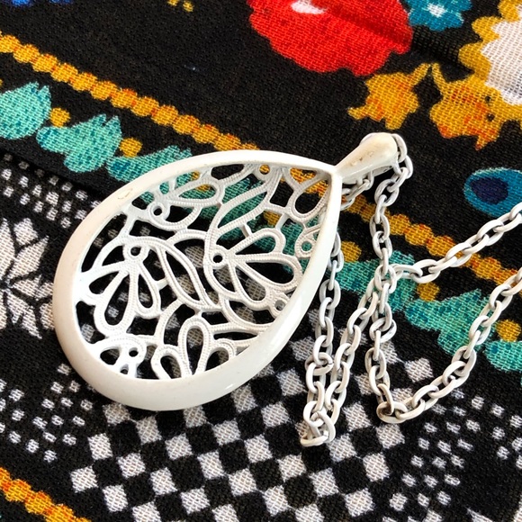 White metal open work pendant necklace - Picture 5 of 5